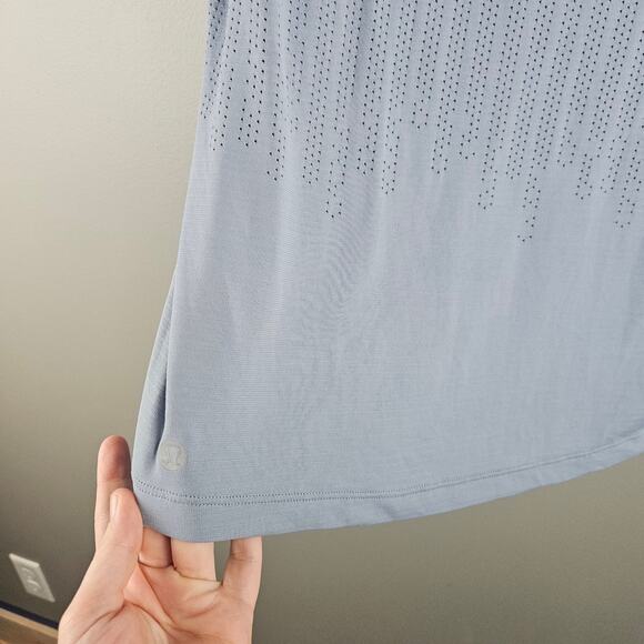 Lululemon Women’s Light Blue Perforated Training T-Shirt Short Sleeve Size 8/10 - Picture 4 of 7